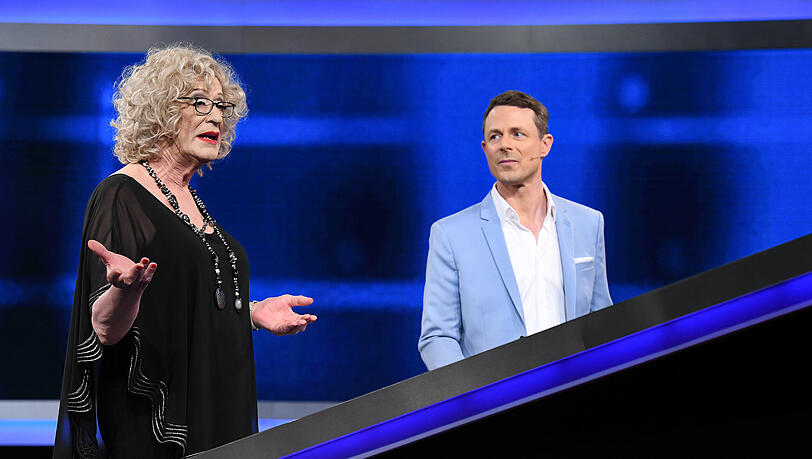 Lilo Wanders stellt sich bei "Gefragt – Gejagt" den Fragen von Quizmaster Alexander Bommes. Lilo Wanders stellt sich bei "Gefragt – Gejagt" den Fragen von Quizmaster Alexander Bommes.