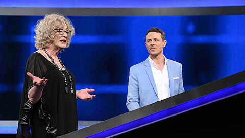 Lilo Wanders stellt sich bei "Gefragt – Gejagt" den Fragen von Quizmaster Alexander Bommes.