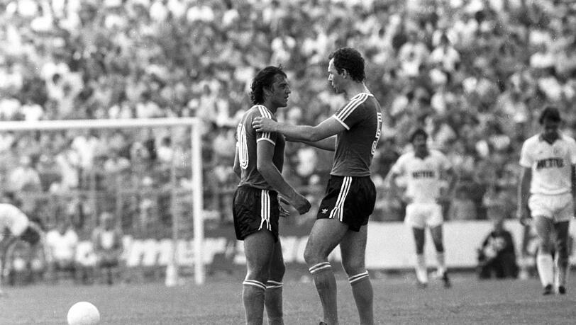 Von 1980 bis 1982 spielten Franz Beckenbauer und Felix Magath gemeinsam beim HSV. Zwei Jahre später war Beckenbauer Magaths Teamchef bei der deutschen Nationalmannschaft. Von 1980 bis 1982 spielten Franz Beckenbauer und Felix Magath gemeinsam beim HSV. Zwei Jahre später war Beckenbauer Magaths Teamchef bei der deutschen Nationalmannschaft.
