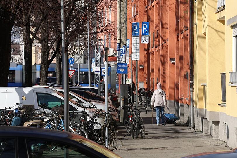 Lucile-Grahn-Straße: An Schildern mangelt es hier wahrlich nicht.