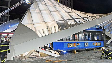 Straßenbahn entgleist in Haltestelle, es gibt vier Verletzte