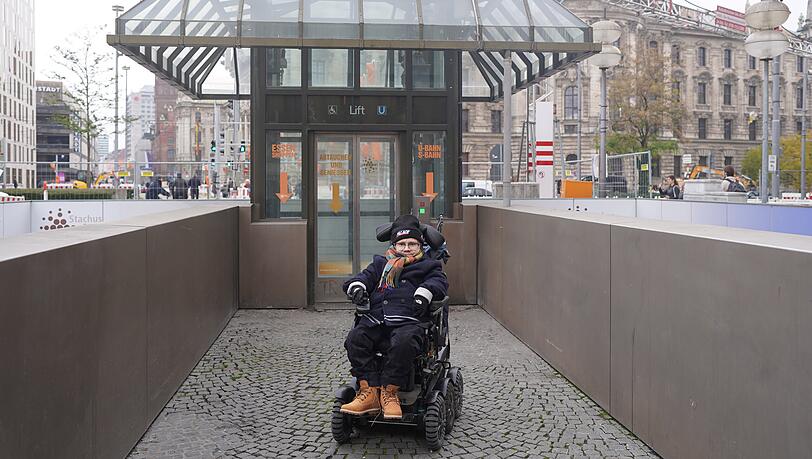 Rollstuhlfahrer Maximilian Schulz unterwegs an einem Aufzug am Stachus.