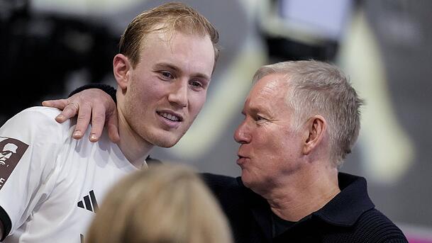 Unterstützung für Nik Kerner: Der Sohn von Johannes B. Kerner spielte bei der Hallenhockey-Europameisterschaft .