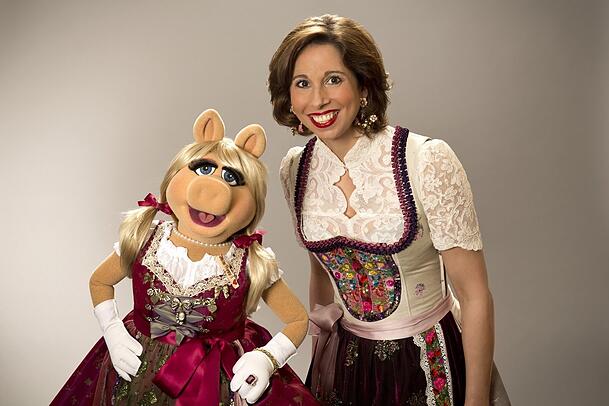 Auf Anfrage designte Lola Paltinger 2014 – zum Start des Muppet-Films – ein Dirndl exklusiv für Miss Piggy. Auf Anfrage designte Lola Paltinger 2014 – zum Start des Muppet-Films – ein Dirndl exklusiv für Miss Piggy.