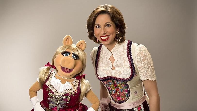 Auf Anfrage designte Lola Paltinger 2014 – zum Start des Muppet-Films – ein Dirndl exklusiv für Miss Piggy. Auf Anfrage designte Lola Paltinger 2014 – zum Start des Muppet-Films – ein Dirndl exklusiv für Miss Piggy.