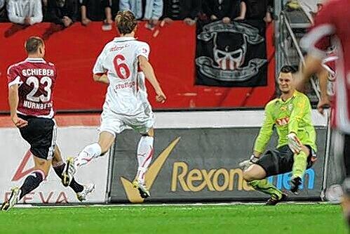 Der Anfang vom Stuttgarter Ende: Julian Schieber (links) bleibt nervenstark und lässt VfB-Torhüter Sven Ulreich beim 1:0 keine Chance.