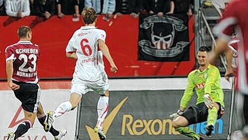 Der Anfang vom Stuttgarter Ende: Julian Schieber (links) bleibt nervenstark und lässt VfB-Torhüter Sven Ulreich beim 1:0 keine Chance. Der Anfang vom Stuttgarter Ende: Julian Schieber (links) bleibt nervenstark und lässt VfB-Torhüter Sven Ulreich beim 1:0 keine Chance.