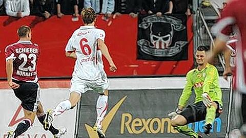 Der Anfang vom Stuttgarter Ende: Julian Schieber (links) bleibt nervenstark und lässt VfB-Torhüter Sven Ulreich beim 1:0 keine Chance.