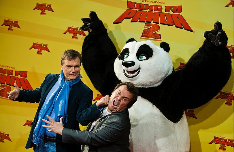 Susan Sideropoulos ist schwanger wie Panda: Auf dem roten Teppich in Berlin präsentiert die Schauspielerin ihren Baby-Bauch. Hape Kerkeling und Jack Black liefern sich einen Kampf für die Fotografen. Die Bilder von der Filpremiere für den Animationsfilm "Kung Fu Panda 2".