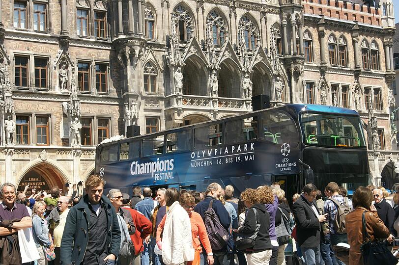 Da ist das Ding! Bei der "Trophy Bus Parade" der UEFA tourt das Objekt der Begierde, der Champions League-Pokal, am Montag gemeinsam mit zahlreichen Promis durch München - sehen Sie hier die Bilder.