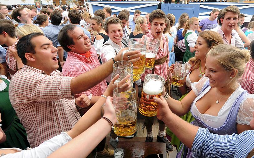 Mitbrüllen geht immer: Das Kopf-an-Kopf-Rennen zum Wiesn-Hit wurde nur ganz knapp entschieden: &bdquo;Tage wie diese&ldquo; von den Toten Hosen schaffte Platz 1, dicht gefolgt von Hubert von Goiserns &bdquo;Brenna tuats guat&ldquo;.