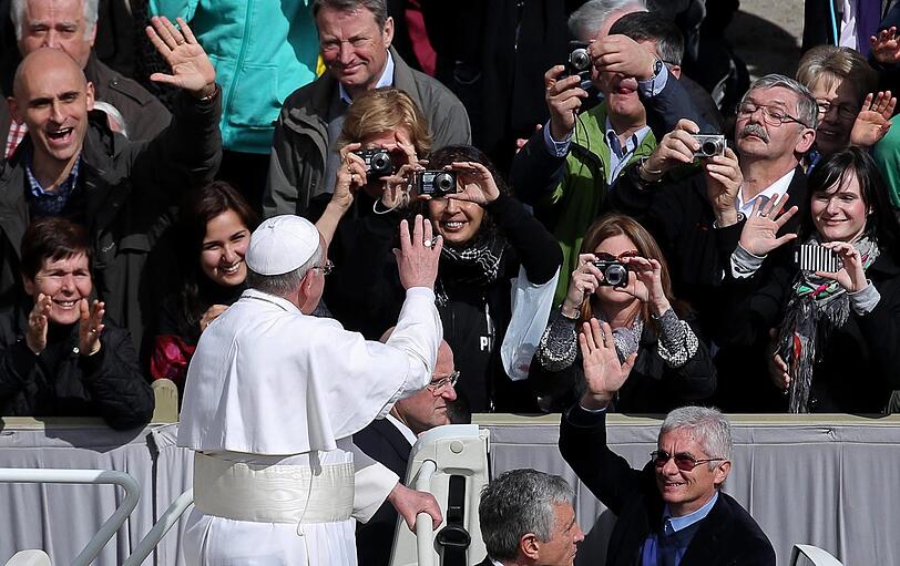 Papst Franziskus nimmt ein Bad in der Menge.