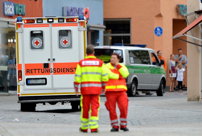 Stundenlanger Nervenkrieg im Ingolstädter Rathaus: Ein 24-Jähriger nimmt drei Mitarbeiter als Geiseln. Die gute Nachricht kommt am späten Nachmittag: Die Geiseln konnten unverletzt befreit werden.
