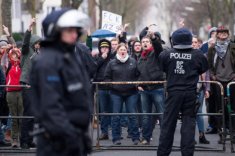 Menschen protestieren in Dortmund gegen eine Demo von Rechtsextremen.