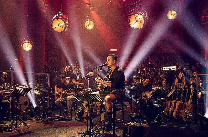 Auch beim Unplugged-Konzert für MTV darf die Krachlederne nicht fehlen: Andreas Gabalier zeigt mit der akustischen Gitarre seine stille, sensible Seite.