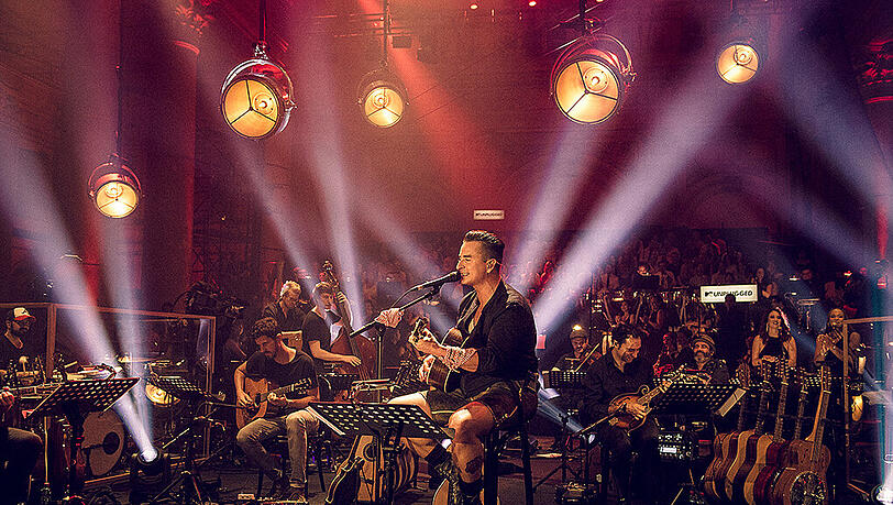 Auch beim Unplugged-Konzert für MTV darf die Krachlederne nicht fehlen: Andreas Gabalier zeigt mit der akustischen Gitarre seine stille, sensible Seite. Auch beim Unplugged-Konzert für MTV darf die Krachlederne nicht fehlen: Andreas Gabalier zeigt mit der akustischen Gitarre seine stille, sensible Seite.