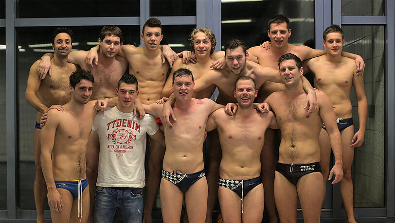SG Stadtwerke München Wasserballer
O.R.v.L: Eric Valentines, Viktor sipos, Mate Kun, Vladislav Andrijanov, Marko Ristic, Ivan Mikic, Mate Pataki
U.R.v.L: David Milosavljevic, Neven Sladakovic, Tim Böhm, Matthias Krimphove, Marko Polunic
Im Bild Fehlen: Markus Hörwick und Jan Krollmann. SG Stadtwerke München Wasserballer
O.R.v.L: Eric Valentines, Viktor sipos, Mate Kun, Vladislav Andrijanov, Marko Ristic, Ivan Mikic, Mate Pataki
U.R.v.L: David Milosavljevic, Neven Sladakovic, Tim Böhm, Matthias Krimphove, Marko Polunic
Im Bild Fehlen: Markus Hörwick und Jan Krollmann.