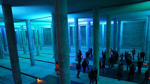 Die Lichinstallation schafft Unterwasserstimmung.