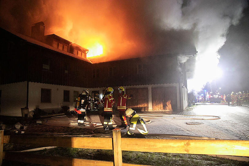 Bei dem Brand ist eine Person leicht verletzt worden, die Ursache für das Feuer ist noch unklar.