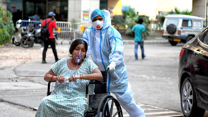 Eine mit dem Coronavirus infizierte Patientin wird in das Kolkata Medical College Hospital eingeliefert.