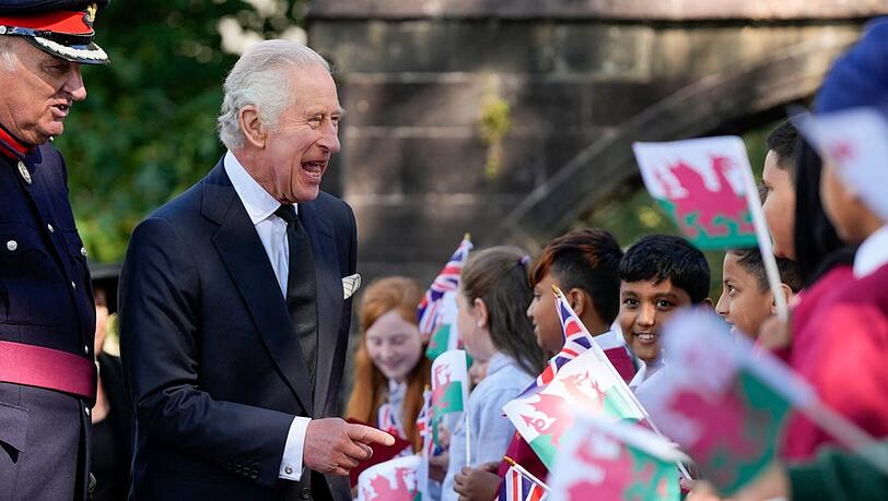 König Charles III. wurde herzlich in Wales empfangen.