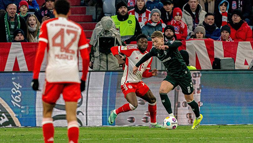 Alphonso Davies ließ sich gegen Werder Bremen vor dem entscheidenden Gegentor plump ausspielen. Alphonso Davies ließ sich gegen Werder Bremen vor dem entscheidenden Gegentor plump ausspielen.