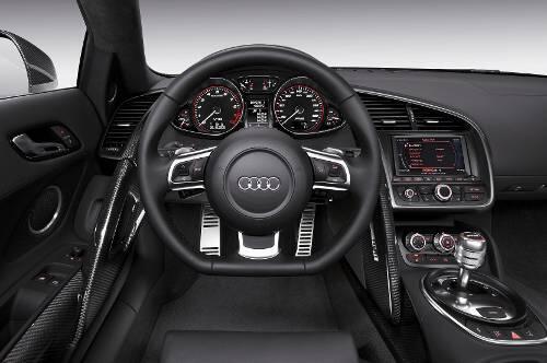 Das Lenkrad unten leicht angeflacht, gut ablesbare Instrumente: das R8 V10-Cockpit.