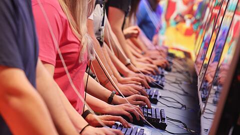 Bei der Gamescom strömen zehntausende Menschen durch die Kölner Messehallen und probieren neue Games aus.