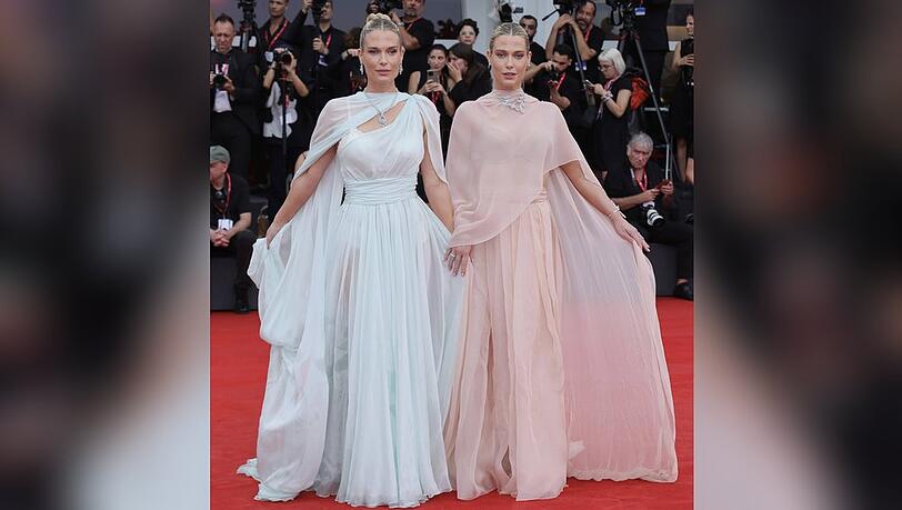 Lady Amelia und Lady Eliza Spencer auf dem roten Teppich in Venedig.