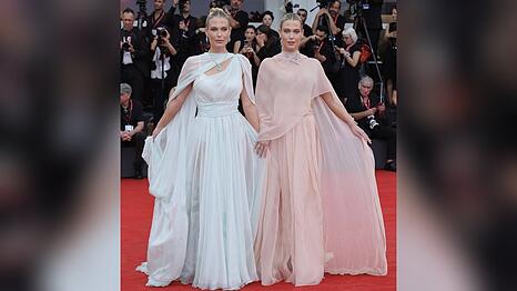 Lady Amelia und Lady Eliza Spencer auf dem roten Teppich in Venedig.