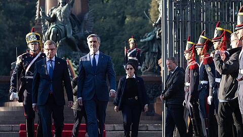 Au&szlig;enminister Johann Wadephul (CDU, l.) ehrt in der argentinischen Hauptstadt Buenos Aires den Freiheitsk&auml;mpfer Jos&eacute; de San Martin.