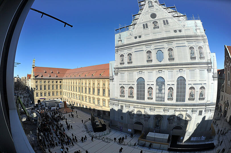 Vor der Kirche versammelten sich die trauernden Münchner