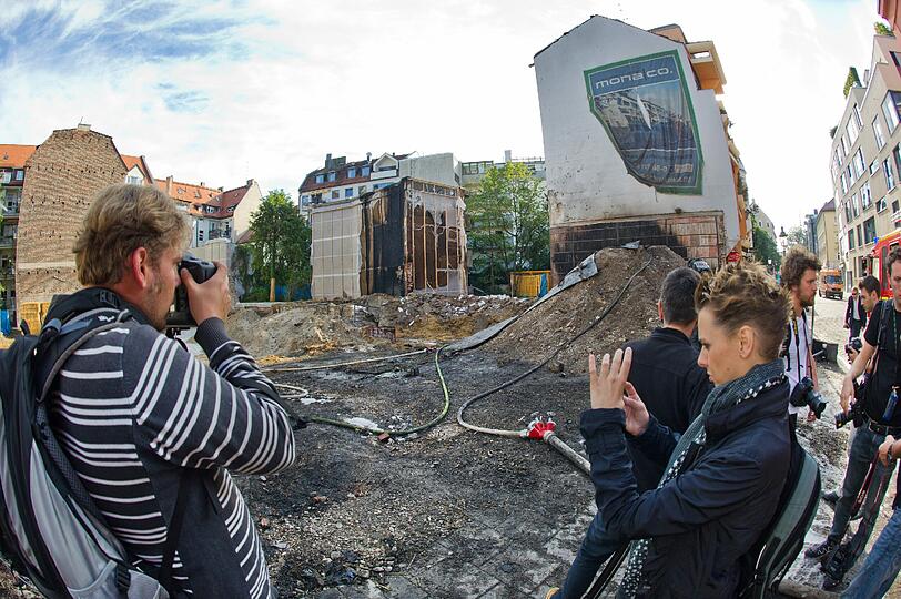 Schwabing am Tag nach der Bombensprengung: Die Spuren der Detonation sind deutlich zu erkennen. Im Laufe des Vormittags werden die Schäden an den Gebäuden der Umgebung erfasst.