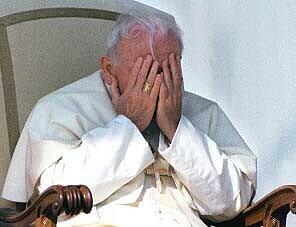 Papst Johannes Paul II. hält sich die Hände vor's Gesicht, um sich bei einem Auftritt im Vatikan vor einer Windböe zu schützen.