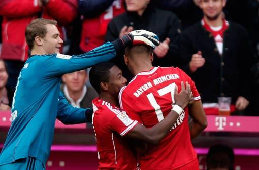 Manuel Neuer: Note 3. Nach vier Ligaspielen mal wieder zu Null &ndash; weil Augsburg ihm nie gefährlich nahe kam. Zwei, drei Flanken musste er wegfausten. Tat er sicherer als in Hoffenheim