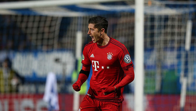 Mit zwei Toren schoss Robert Lewandowski den FC Bayern fast im Alleingang ins Halbfinale. Mit zwei Toren schoss Robert Lewandowski den FC Bayern fast im Alleingang ins Halbfinale.