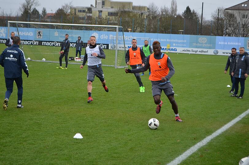 Gleich in der ersten Einheit zeigt Coach Pereira dem Neuzugang wie's läuft beim Löwen - die Bilder vom ersten Boya-Training.
