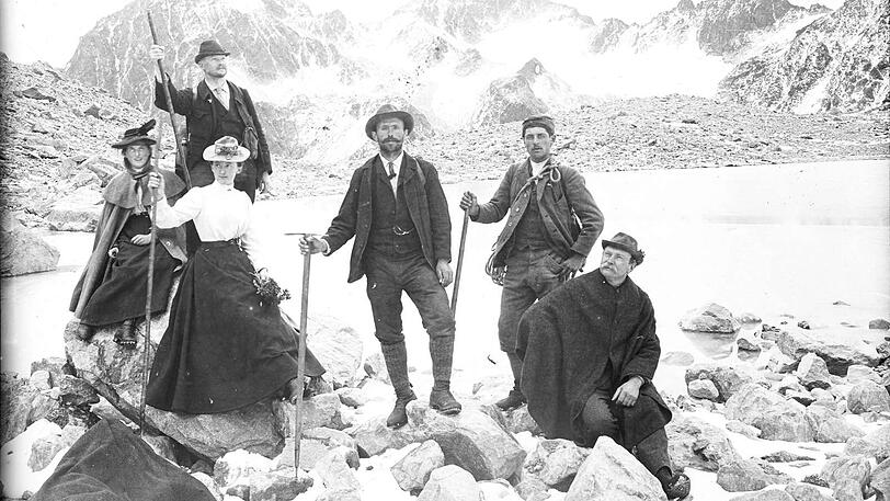 Auf der Hochebene: Mitglieder des Deutschen Alpenvereins bei einem Ausflug in die Alpen um 1900.