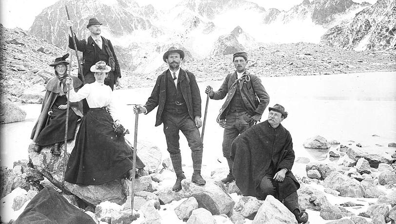 Auf der Hochebene: Mitglieder des Deutschen Alpenvereins bei einem Ausflug in die Alpen um 1900. Auf der Hochebene: Mitglieder des Deutschen Alpenvereins bei einem Ausflug in die Alpen um 1900.