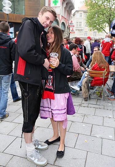 Fans lassen es beim Champions-League-Finale des FC Bayern gegen Dortmund rund um den Marienplatz krachen. Die Bilder