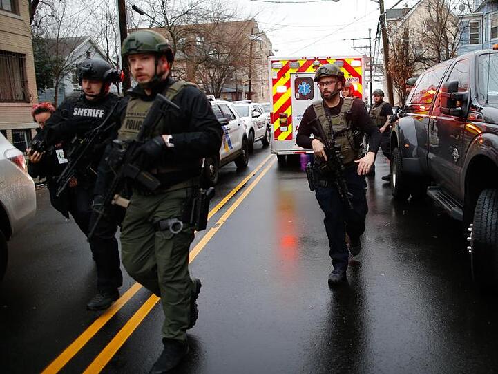 Polizisten kommen am Tatort in Jersey City an.