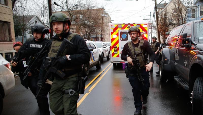 Polizisten kommen am Tatort in Jersey City an. Polizisten kommen am Tatort in Jersey City an.