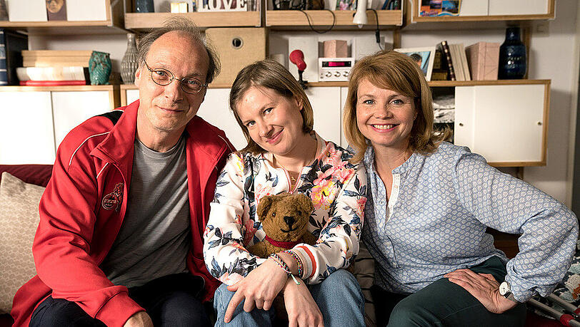 Martin Brambach alias Christian Spengler sorgt sich im Film um seine geistig behinderte Tochter Beate (Anna Drexler, m.). Martin Brambach alias Christian Spengler sorgt sich im Film um seine geistig behinderte Tochter Beate (Anna Drexler, m.).