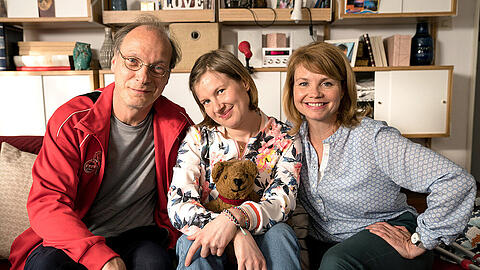 Martin Brambach alias Christian Spengler sorgt sich im Film um seine geistig behinderte Tochter Beate (Anna Drexler, m.).