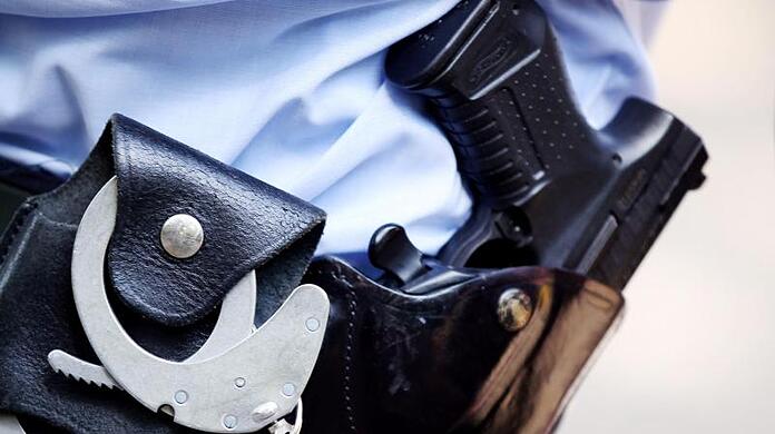 In Berg am Laim haben Polizisten mit der Dienstwaffe zwei Warnschüsse abgegeben. (Symbolbild)