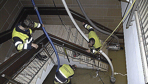 Mit Spezialpumpen saugen Feuerwehrleute die abgesoffenen Kellerräume im Dantebad ab Mit Spezialpumpen saugen Feuerwehrleute die abgesoffenen Kellerräume im Dantebad ab