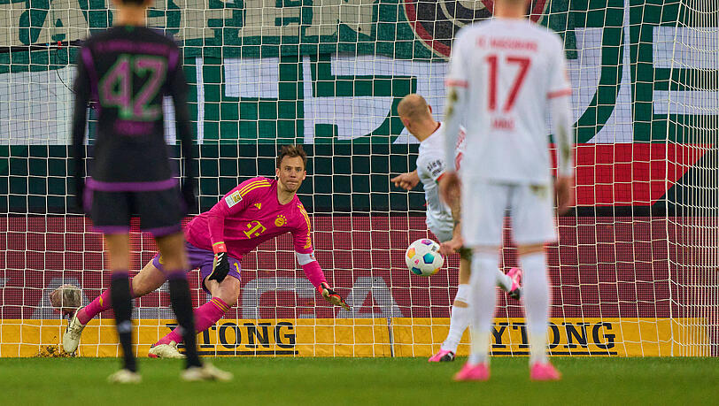 Manuel Neuer hielt einen Elfmeter von Augsburgs Sven Michel.