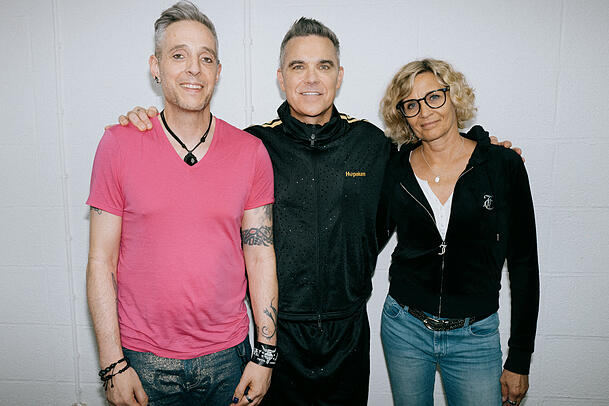 Thomas Poltschek, Robbie Williams und Petra Roch beim großen "Meet and Greet" in München. Thomas Poltschek, Robbie Williams und Petra Roch beim großen "Meet and Greet" in München.
