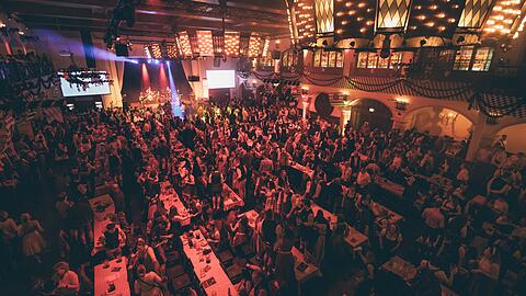 Im L&ouml;wenbr&auml;ukeller wird der Triumphator aus dem Holzfass gezapft &ndash; und in Tracht gefeiert wie auf der Wiesn.