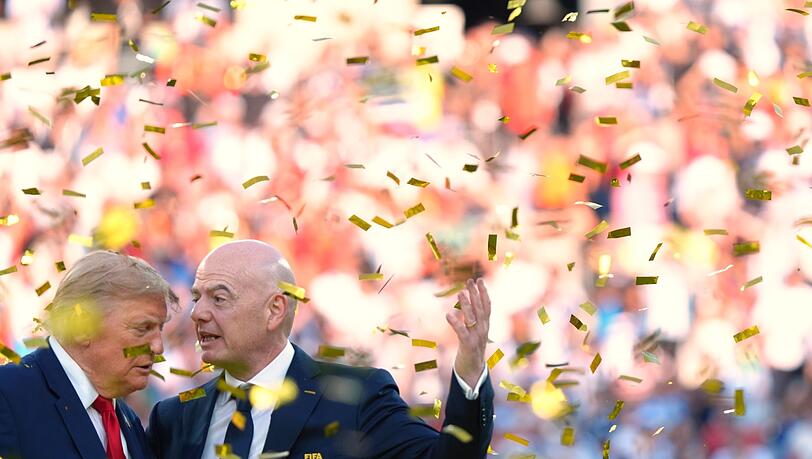 Gianni Infantino (r) wehrt sich gegen Kritik an der Fu&szlig;ball-WM. (Archivbild)